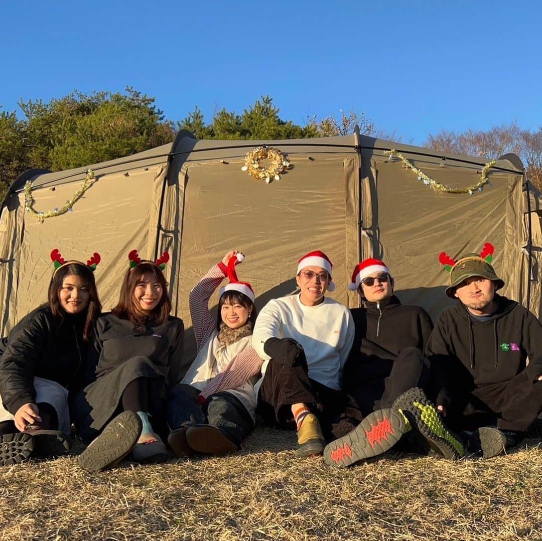 渡辺梨夏子さんのインスタグラム写真 - (渡辺梨夏子Instagram)「週末はクリスマスキャンプに🎄✨テントもちょっとだけ飾りつけして（勝手に笑）。サンタ帽にトナカイカチューシャ。チキンとドーナツとわたしのフムス🫘気の置けない皆と、ただただずっとはしゃいで飲んで、時々仕事の話もして。冬キャンがなんだかんだ最高なんだと実感したな〜〜久しぶりすぎるキャンプだったけど、また来年もいきたい🎅  #記憶の記憶#週末記録 #キャンプめも#冬キャンプ #キャンプ飯#キャンプめし #クリスマスキャンプ」12月5日 22時14分 - riiiico462