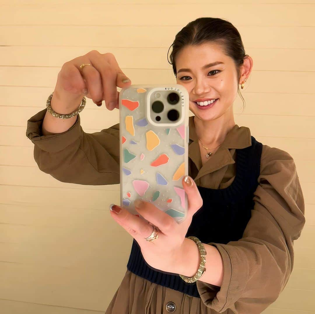 はなざわあさこのインスタグラム：「じゃーん❤️🥰 オース発のスマホケースブランド🇦🇺 @corecolour.jp   iPhone15 に変えたんだけど やっぱり微妙にサイズ違うから またケースも新調しないとダメで、、 iPhoneケースって毎回めちゃくちゃ悩むんだけど、 届いたら凄く可愛いじゃないの🎄❤️  レンズよりフレームも高く作られてて安心だし、 横のボタンのスムーズさは感動物です。。。 レンズフレームは確か３色くらいから 選べたんだけど、ワタシは白にしましたっ🤍  デザインも可愛いんだけど、 ポコポコ3Dにプリントされてる背面の手触りがまた最高❤️ クリスマスプレゼントにお悩みなら 毎日持つ携帯の可愛いケース、オススメします🫶🏽 マー君にはMagsafe対応の完全防水ケースを🎁❤️ 細かい部分はお写真で伝わらないかもなので、 また動画で載っけるね〜🥳  あと、やってみたかったの笑 携帯ケースとミラーセルフィー🪞🤳  #corecolour #iphoneケース #クリスマスプレゼント #iPhone15promax #アイフォンケース #ミラーセルフィー」