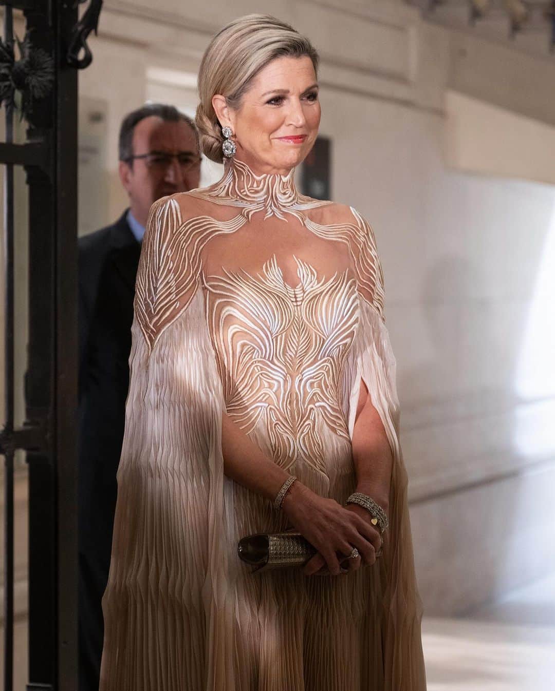 Iris Van Herpeさんのインスタグラム写真 - (Iris Van HerpeInstagram)「Queen Maxima glows in her custom made Gaia Gown, during the opening of ‘Sculpting the Senses’ at Musée Des Arts Décoratifs in Paris. We created her gown from hand-embroidered roots that entwine onto the invisible bodice symmetrically in colour gradients from white to beige. Elongated panels of crepe-du-chine are half- wheel plisséed and delicately hand-stitched into the embroidery.  #irisvanherpen #hautecouture #queenmaxima」12月5日 22時11分 - irisvanherpen