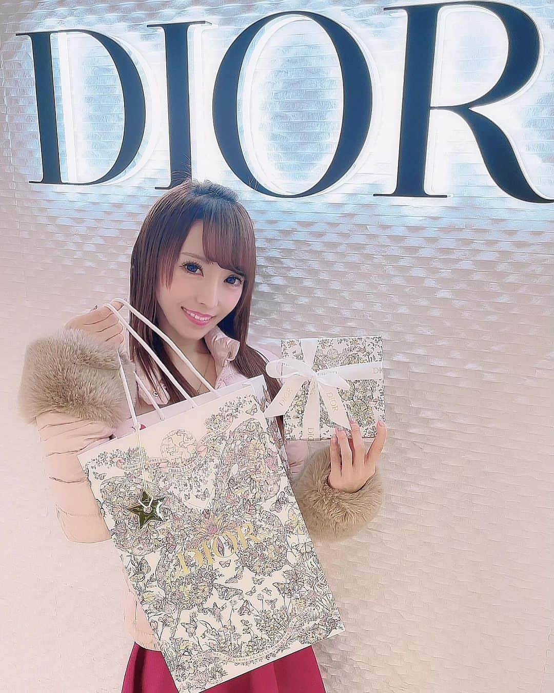 みくるんさんのインスタグラム写真 - (みくるんInstagram)「クリスマスが今年もやってくる🎄✨  #dior#japan#japanesegirl#l4l#名古屋コンカフェ#名古屋キャバ嬢」12月5日 22時11分 - milkurumin123