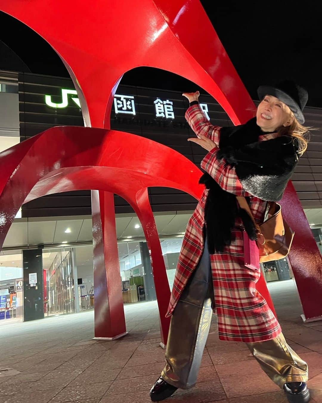 熊谷真実のインスタグラム：「函館駅前！ ロックな感じに撮ってくれました。笑笑  #熊谷真実 #東ちづるさん  #函館なう #美味いもの市 #美味しいものが好き #函館美味しすぎる」