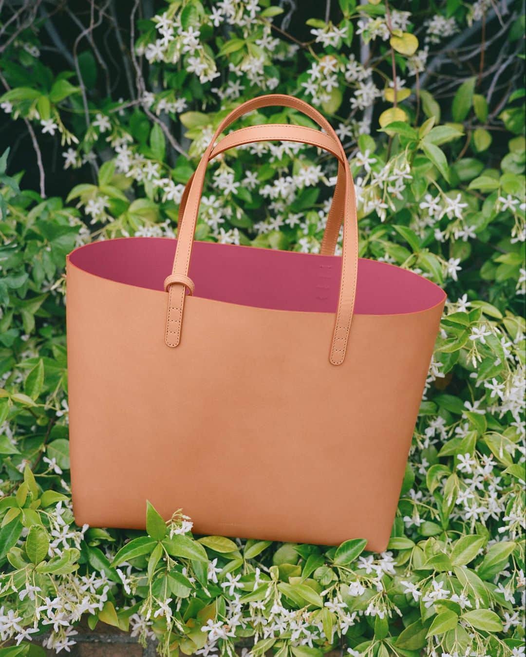 マンサー ガブリエルのインスタグラム：「MG CLASSIC 💞 Cammello vegetable tanned leather with Dolly interior #mansurgavrielminibucketbag」