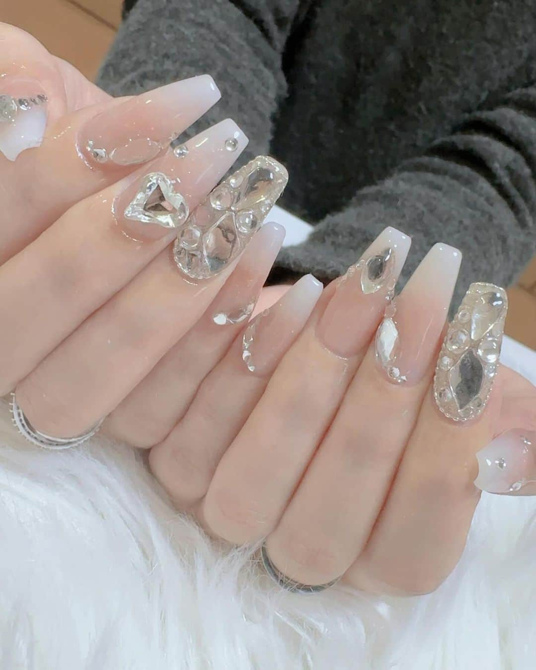 香織のインスタグラム：「ワンホン✨きらきら  #nail#ワンホン#ワンホンネイル#スカルプ#バレリーナネイル#バレリーナシェイプ#キラキラネイル#きらきらネイル#冬ネイル#美爪#美甲#網紅#網紅美甲#大阪ネイルサロン」