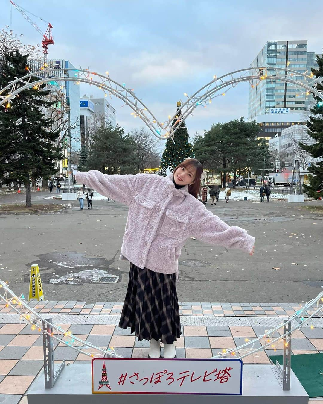 稲場愛香さんのインスタグラム写真 - (稲場愛香Instagram)「🎄🎅🏻 ⁡ ⁡ ミュンヘンクリスマス市に お友達とお母さん達と行ってきました！ ⁡ ⁡ なんだか懐かしい気持ちになったよ〜 ⁡ ローストアーモンドは毎回買ってる🥜 ⁡ ⁡ 素敵なものたくさんだった。 クリスマス大好きすぎるるる ⁡ ⁡ 初めてホットワインも飲んだよ🍷♡ ⁡ ⁡ ⁡ #札幌 #ミュンヘンクリスマス市 #クリスマス  #サンタさん #写真撮れた  #鍵開けちびっこに譲って2番目 🙋🏻‍♀️笑 #ホットワイン #美味しかった 🎀 #稲場愛香」12月5日 22時19分 - manaka_inaba.official