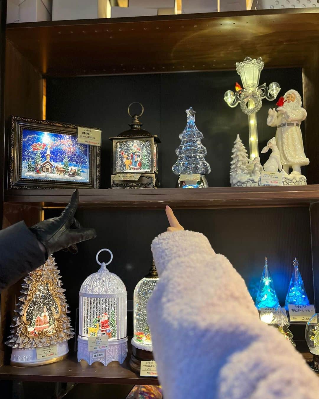 稲場愛香さんのインスタグラム写真 - (稲場愛香Instagram)「🎄🎅🏻 ⁡ ⁡ ミュンヘンクリスマス市に お友達とお母さん達と行ってきました！ ⁡ ⁡ なんだか懐かしい気持ちになったよ〜 ⁡ ローストアーモンドは毎回買ってる🥜 ⁡ ⁡ 素敵なものたくさんだった。 クリスマス大好きすぎるるる ⁡ ⁡ 初めてホットワインも飲んだよ🍷♡ ⁡ ⁡ ⁡ #札幌 #ミュンヘンクリスマス市 #クリスマス  #サンタさん #写真撮れた  #鍵開けちびっこに譲って2番目 🙋🏻‍♀️笑 #ホットワイン #美味しかった 🎀 #稲場愛香」12月5日 22時19分 - manaka_inaba.official