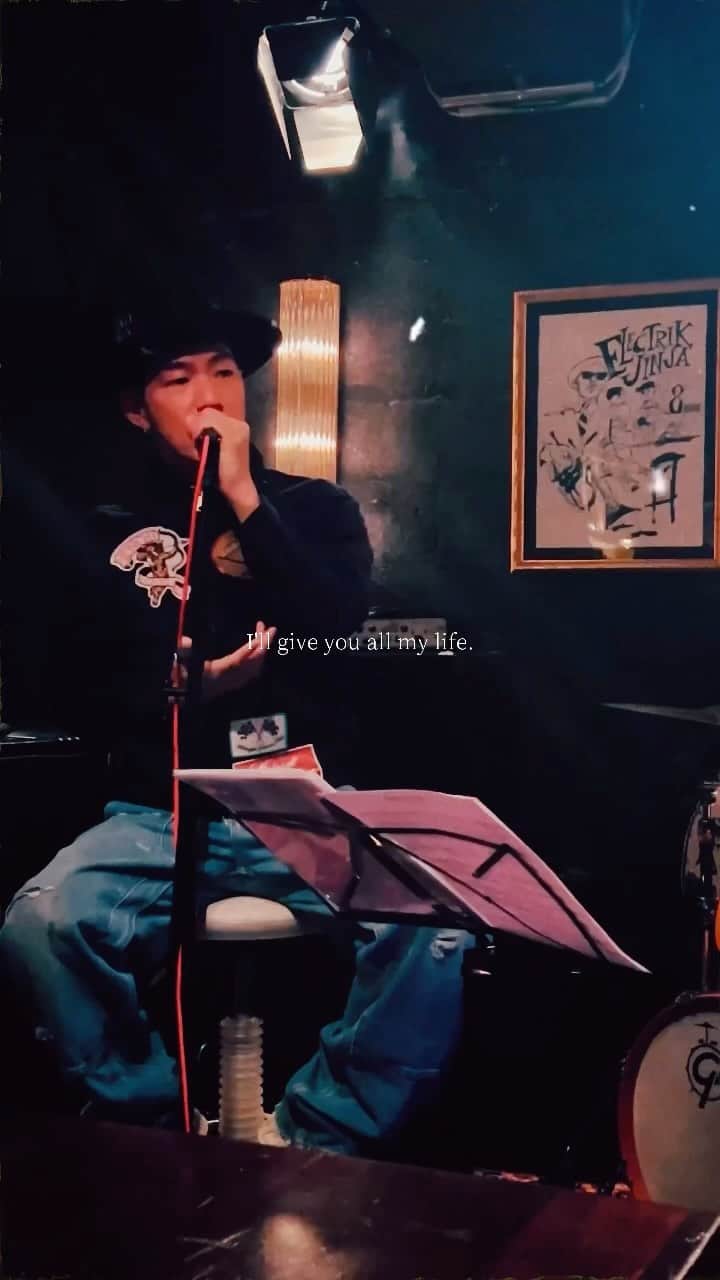 MABU（マブ）のインスタグラム：「なんの保証も無い、なのに握るマイク🎙️  『君とCHILL feat. @yo_sea7878 』 ヨーシーともいつかアコースティックでやりたいな🥂  guitar / @ousay526 san ⛩️ @electrik_jinja」