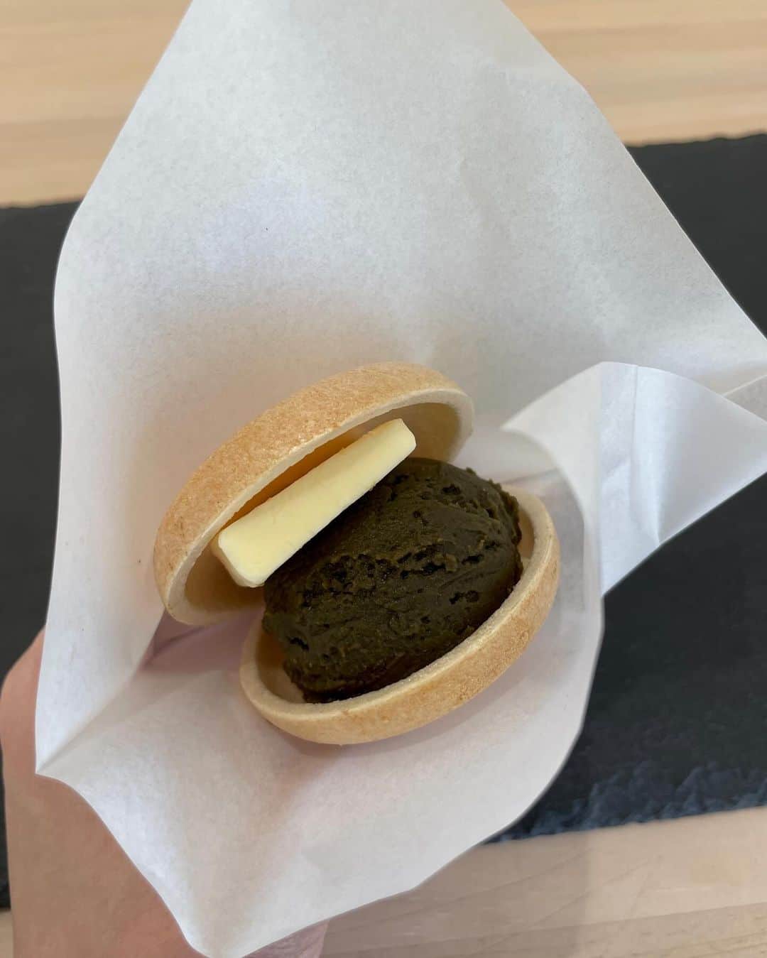 柿本絢菜 (24)のインスタグラム：「ほうじ茶あんバター最中、たまらんって。 お店のお姉さんが気さくな方で、お店も店員さんも素敵でした。」