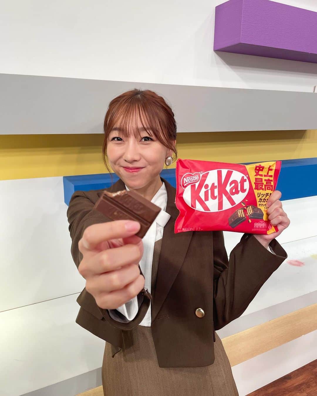 須田亜香里さんのインスタグラム写真 - (須田亜香里Instagram)「中京テレビにて放送中のキットカットのCMに出演させていただいています🍫 ニュースキャスター役。 カメラ回ってない間もずっと食べてました(笑) 12月中旬まで放送です💌 #PR #キットカット」12月5日 22時21分 - akarisuda