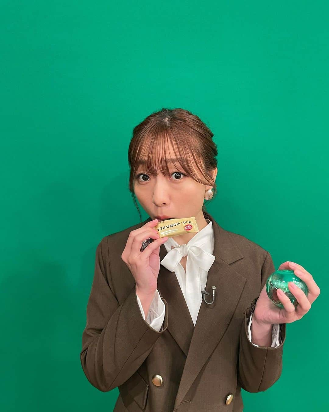 須田亜香里さんのインスタグラム写真 - (須田亜香里Instagram)「中京テレビにて放送中のキットカットのCMに出演させていただいています🍫 ニュースキャスター役。 カメラ回ってない間もずっと食べてました(笑) 12月中旬まで放送です💌 #PR #キットカット」12月5日 22時21分 - akarisuda