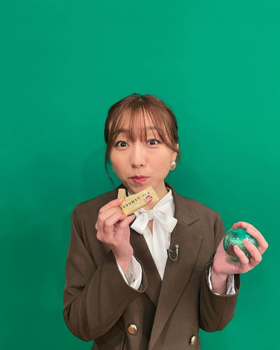 須田亜香里さんのインスタグラム写真 - (須田亜香里Instagram)「中京テレビにて放送中のキットカットのCMに出演させていただいています🍫 ニュースキャスター役。 カメラ回ってない間もずっと食べてました(笑) 12月中旬まで放送です💌 #PR #キットカット」12月5日 22時21分 - akarisuda