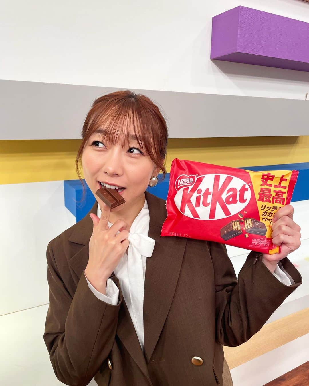 須田亜香里のインスタグラム：「中京テレビにて放送中のキットカットのCMに出演させていただいています🍫 ニュースキャスター役。 カメラ回ってない間もずっと食べてました(笑) 12月中旬まで放送です💌 #PR #キットカット」