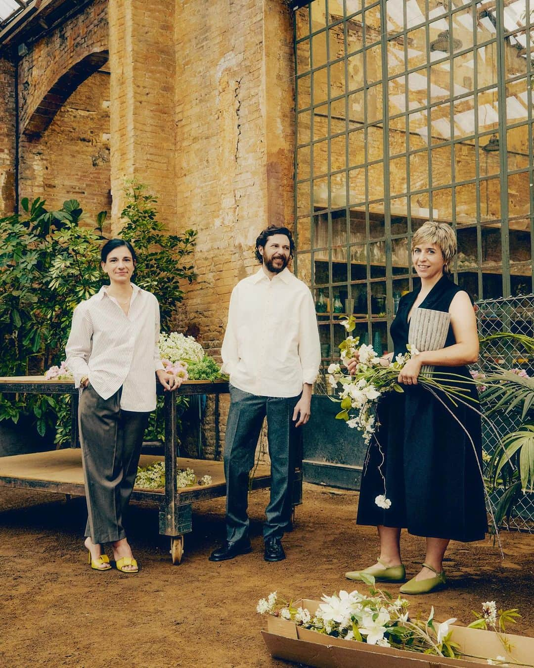 Vogue Españaさんのインスタグラム写真 - (Vogue EspañaInstagram)「Interiorismo y arte conviven en el inabarcable universo botánico de @flowersbybornay, el taller floral de Barcelona que ha transformado el mundo de la decoración vegetal. Nos adentramos en su paraíso botánico en #VogueDiciembre. {Puedes leer la entrevista completa en el link de la bio} ▪️Fotografía: @silvia.retana ▪️Estilismo: @patricia.lopezp ▪️Texto: @garbicong  ▪️Maquillaje y peluquería: @rebecca.martin.mua ▪️Ayudante de estilismo: @carmencruzp」12月8日 1時30分 - voguespain