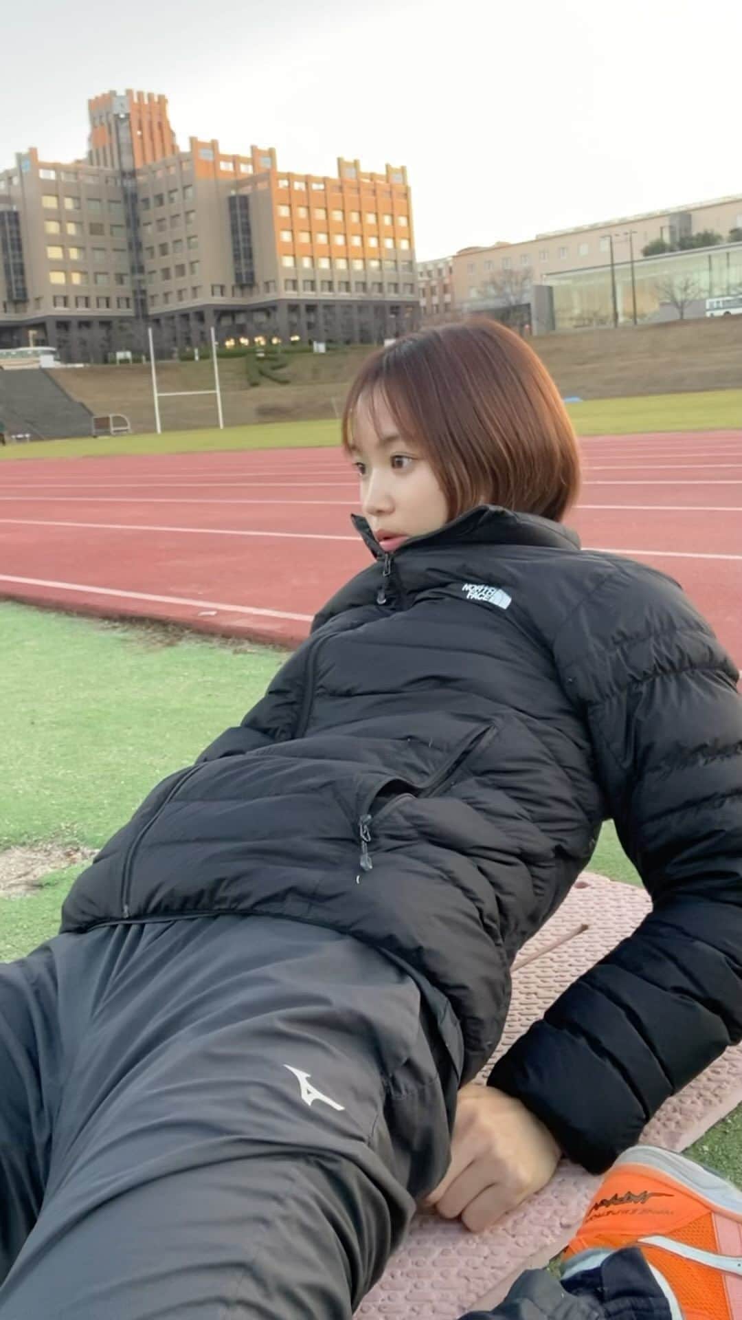 山中日菜美のインスタグラム：「アップ500mの準備。  最後「ﾀｽｹﾃｰ」言うてます。  .  #冬季練習 #陸上#陸上競技#陸上女子#アスリート#スポーツ#スプリント#被写体#被写体モデル#ポートレート#athlete#track andfield#sports#sprinter#portrait#photo#followme#like4like#f4f#instagood#photography#photo#photooftheday」
