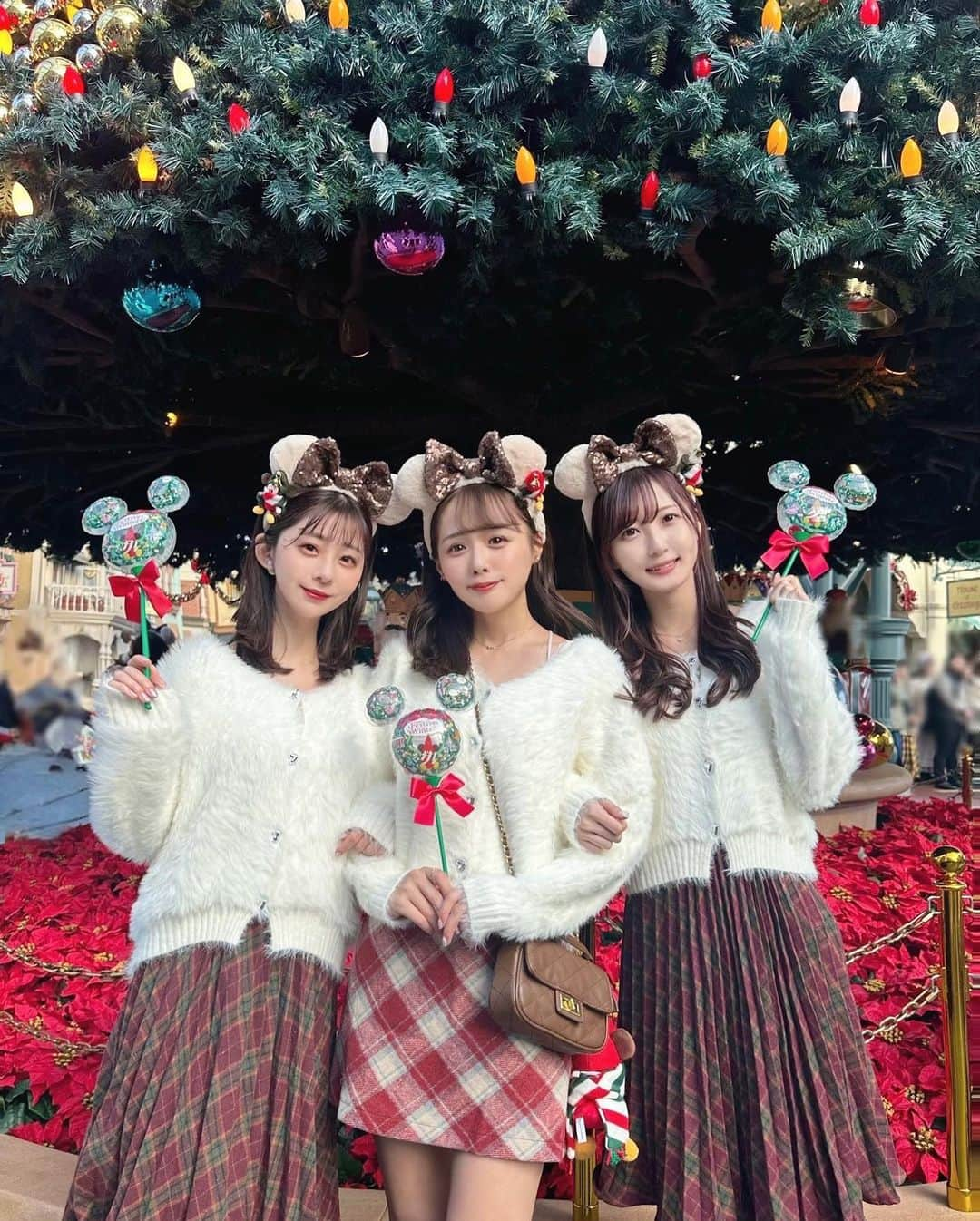 計良日向子（ひなひ）さんのインスタグラム写真 - (計良日向子（ひなひ）Instagram)「. クリスマスディズニー🐭🎄🤎 . . . あみみとなっちゃんと行ってきたよ♡ ずーっと前から計画しててやっと！！！ 新しいブラウンのカチューシャに リルリンリンつけてクリスマス風に🎁♥️ 可愛すぎる💞 . . . たくさん写真撮って、食べたいものも食べて、 グリして、クリスト見て充実の1日🫶 明日はリールを投稿しようと思います♡ . . . 👗ニット @shein_japan . 3人でお揃いにしたよ🤍 👗スカート @loueme_official . 👜バッグ @grl_official . . . . #ディズニーランド #ディズニーフード #ディズニーカチューシャ #ディズニークリスマス #リルリンリン #シミラールックディズニー #shein購入品 #sheingals #grl #グレイル」12月5日 22時28分 - kerahinako1105