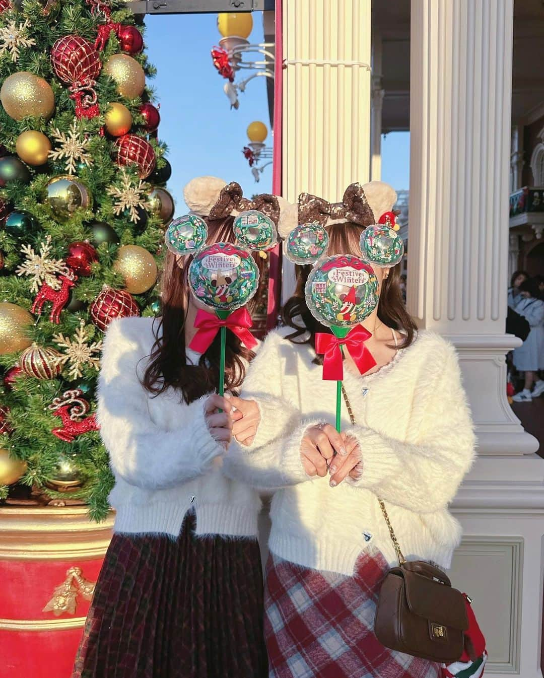 計良日向子（ひなひ）さんのインスタグラム写真 - (計良日向子（ひなひ）Instagram)「. クリスマスディズニー🐭🎄🤎 . . . あみみとなっちゃんと行ってきたよ♡ ずーっと前から計画しててやっと！！！ 新しいブラウンのカチューシャに リルリンリンつけてクリスマス風に🎁♥️ 可愛すぎる💞 . . . たくさん写真撮って、食べたいものも食べて、 グリして、クリスト見て充実の1日🫶 明日はリールを投稿しようと思います♡ . . . 👗ニット @shein_japan . 3人でお揃いにしたよ🤍 👗スカート @loueme_official . 👜バッグ @grl_official . . . . #ディズニーランド #ディズニーフード #ディズニーカチューシャ #ディズニークリスマス #リルリンリン #シミラールックディズニー #shein購入品 #sheingals #grl #グレイル」12月5日 22時28分 - kerahinako1105