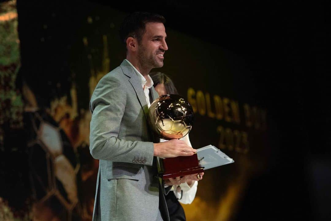 セスク・ファブレガスさんのインスタグラム写真 - (セスク・ファブレガスInstagram)「Very proud to receive this prestigious award yesterday in Torino. Thank you to TuttoSport and everyone who voted for me on winning the Golden Boy Career Award 🫶🏻」12月5日 22時29分 - cescf4bregas