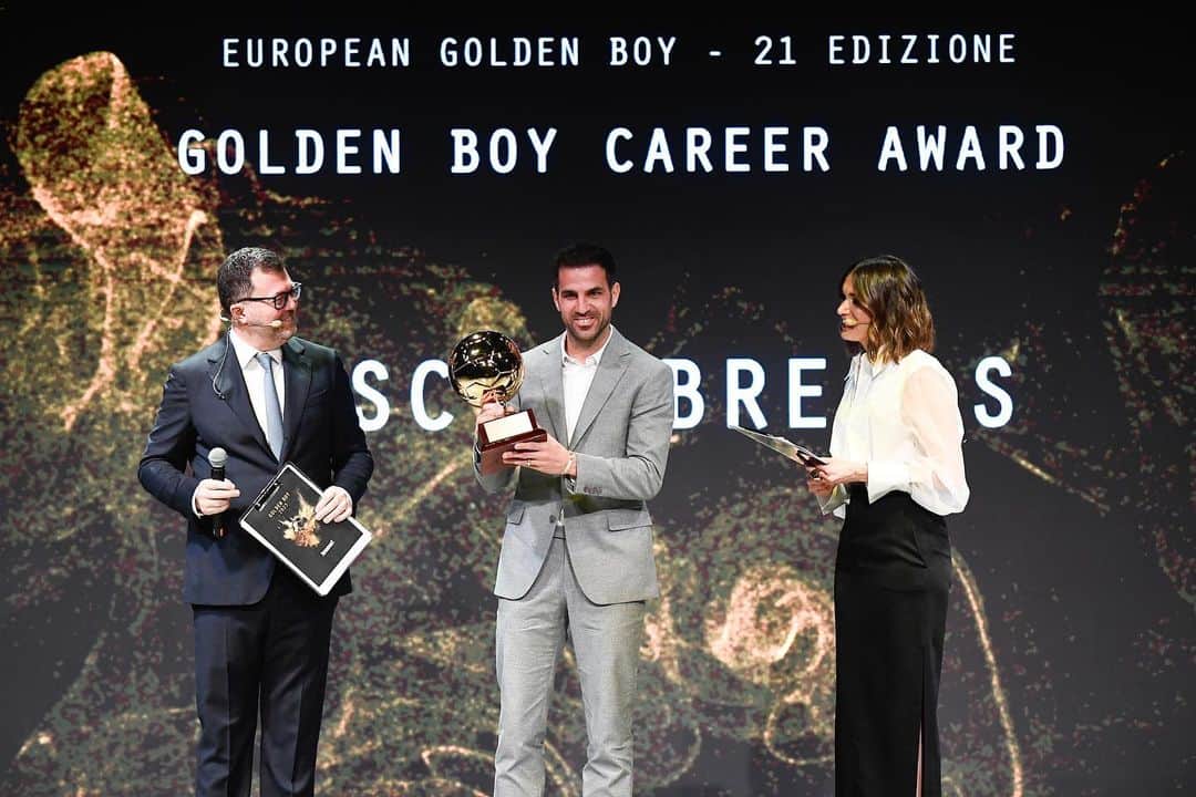セスク・ファブレガスのインスタグラム：「Very proud to receive this prestigious award yesterday in Torino. Thank you to TuttoSport and everyone who voted for me on winning the Golden Boy Career Award 🫶🏻」