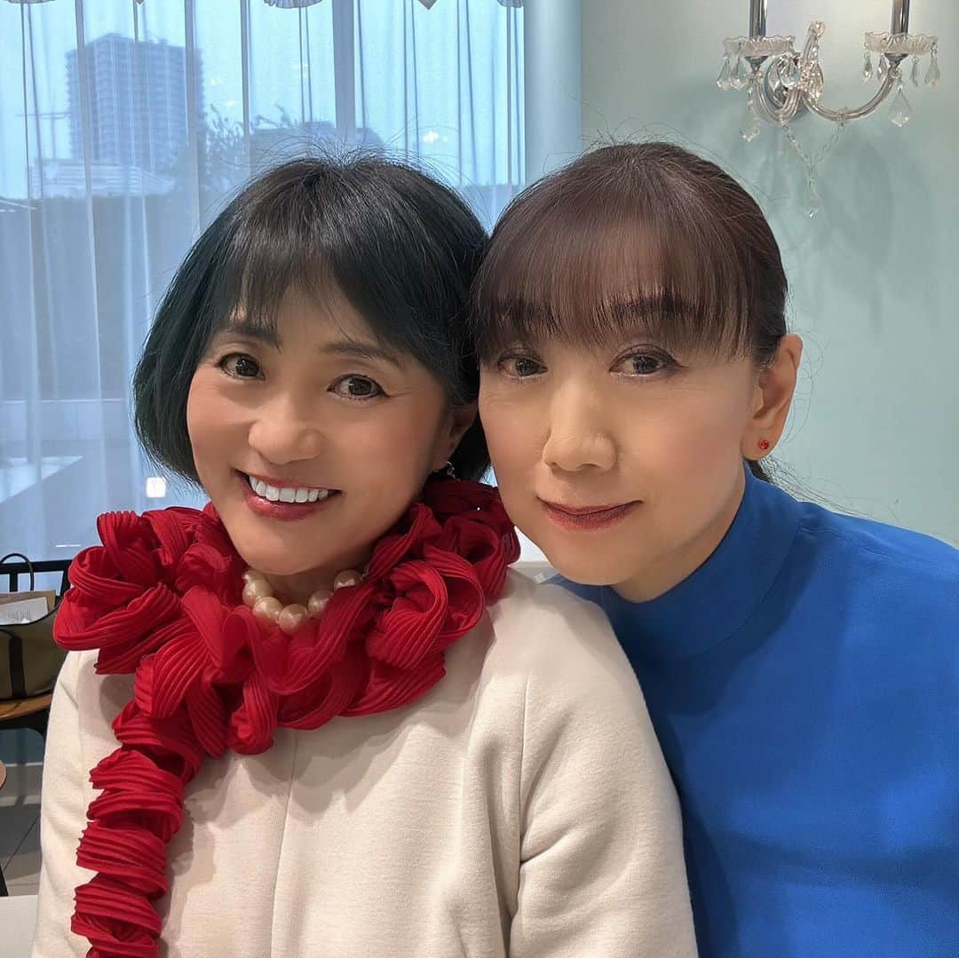 橋本志穂のインスタグラム：「ビューティーライフスタイルアドバイザーの藤原美智子さんと❣️ 　 今日は、藤原美智子さんが立ち上げた オネスト倶楽部のクリスマスパーティーの司会をつとめさせていただきました。  去年、メイクアップの世界のトップランナーとしての地位を捨て　新しい人生を歩み始めた美智子さん。 「清く楽しく美しく　 生き生きと輝ける女性 たちの為に、そして自らの為に」活動なさっていらっしゃいます。  オネストクラブの発起人のもうお一人 甲田順子さんは軽井沢でお世話になっていますし、 仲良しの湯峰さんもメンバー❣️ となると、お手伝いしないわけにはいきませーん❣️  湯峰さんがプロデュースし、 アンバサダーとして 応援している クラシカルクロスオーバーの女性ユニット 「ラウローラ」の ミニコンサートもありました。 プロモーションの写真撮影に立ち会いましたが、 生歌を聴くのは初めてで、 美しい姿と歌声、 息ぴったりのハーモニーに感動しました。  多くの皆さん人2人の歌声が届きますように〜😍  しかし、、 今日は寒かったね！ クリスマスパーティにはピッタリな寒さですが〜 流石に今日から 我が家も暖房入れました。 皆さん、体調に気をつけて〜  @michiko.life  @almazjapan  @sayon.leeeee  @maiopera  #クリスマス」