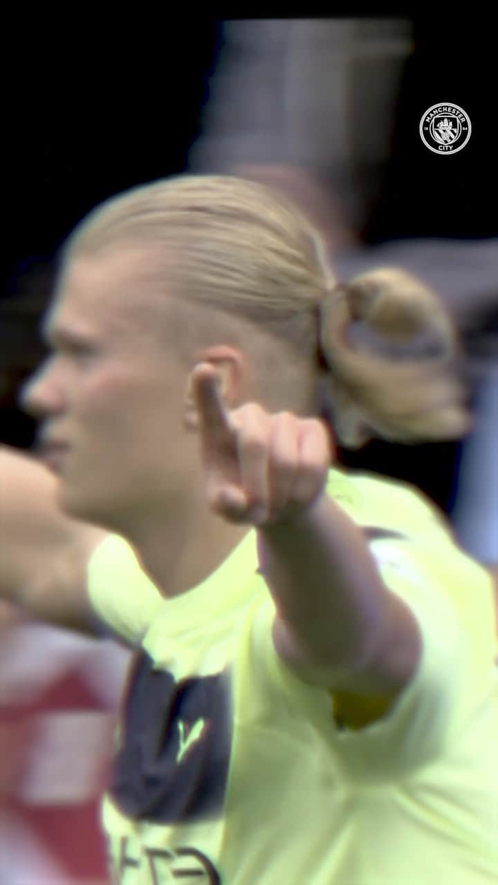 マンチェスター・シティFCのインスタグラム：「🔙 to the future at Villa Park! 🤝  @alfiehaaland ⏩ @erling.haaland」