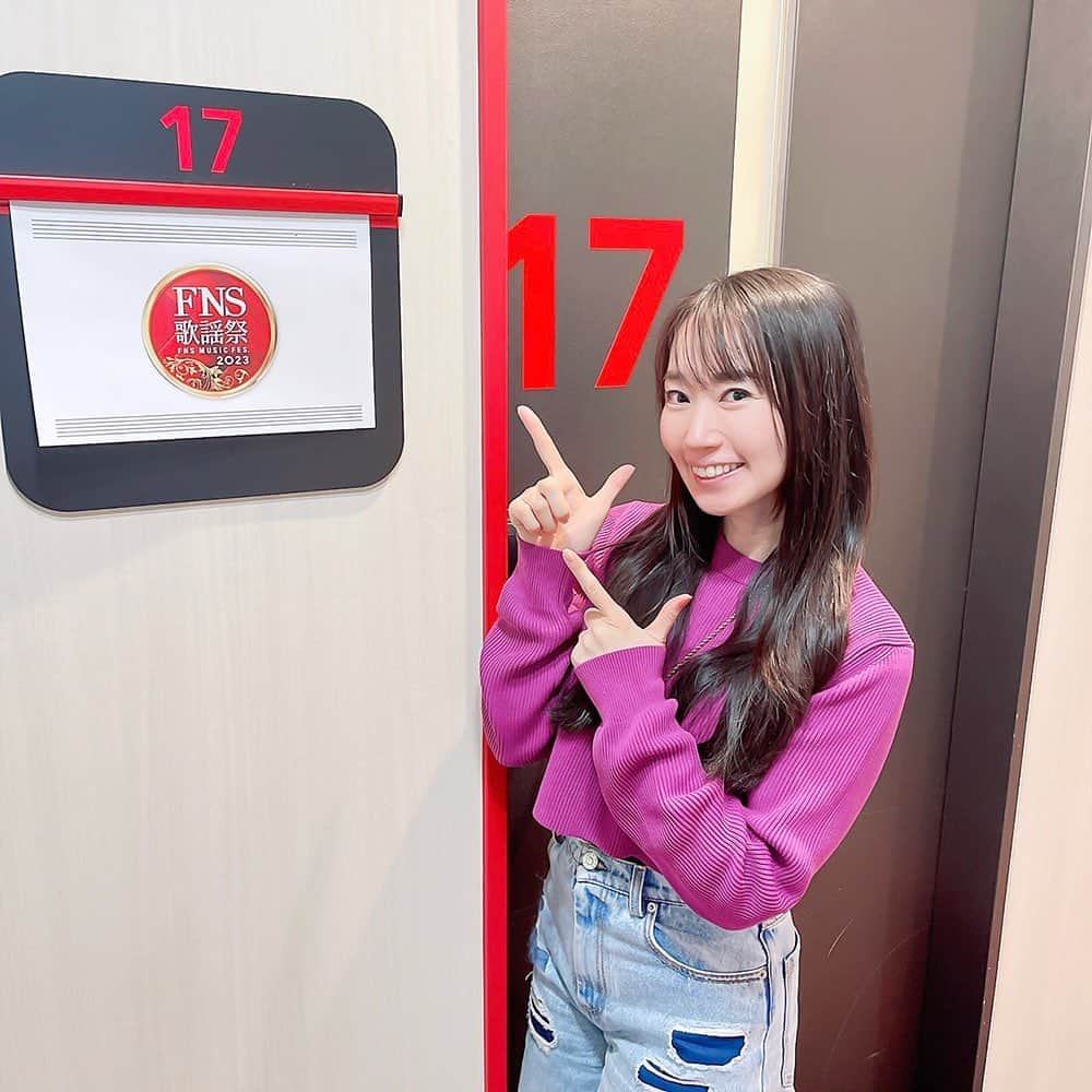 水樹奈々のインスタグラム：「艶っぽく、そして可憐に❗️  今日は「FNS歌謡祭 第1夜」のリハーサルでした❗️ 明日の生放送に備え、音周りや動きなど入念にチェックしてまいりました💪✨ 水樹は今回、郷ひろみさんと「How many いい顔」、そして宮野真守くんと、映画「塔の上のラプンツェル」から「輝く未来」をコラボさせていただきます‼️ 生放送はいつも緊張しますが、この日だからこそのスペシャルコラボを楽しみつつ、全力パフォーマンスしたいと思います‼️ みなさんぜひぜひチェックしてくださいね😆✨  #水樹奈々」