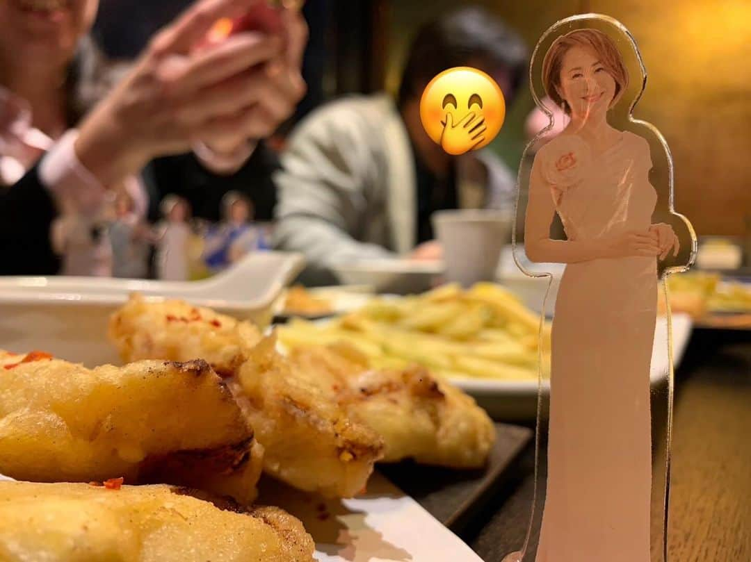 城之内早苗さんのインスタグラム写真 - (城之内早苗Instagram)「反省会という名の飲み会に〜  私も参加させてくれたのね😭 こーやって使うのね！ 一緒に楽しんでる気がして👍 ありがとう❣️  でもさ、唐揚げが一番綺麗✨  #アクリルスタンド #反省会 #参加してる気分 #ありがとう😊」12月5日 22時32分 - sanae.jyounouchi_official