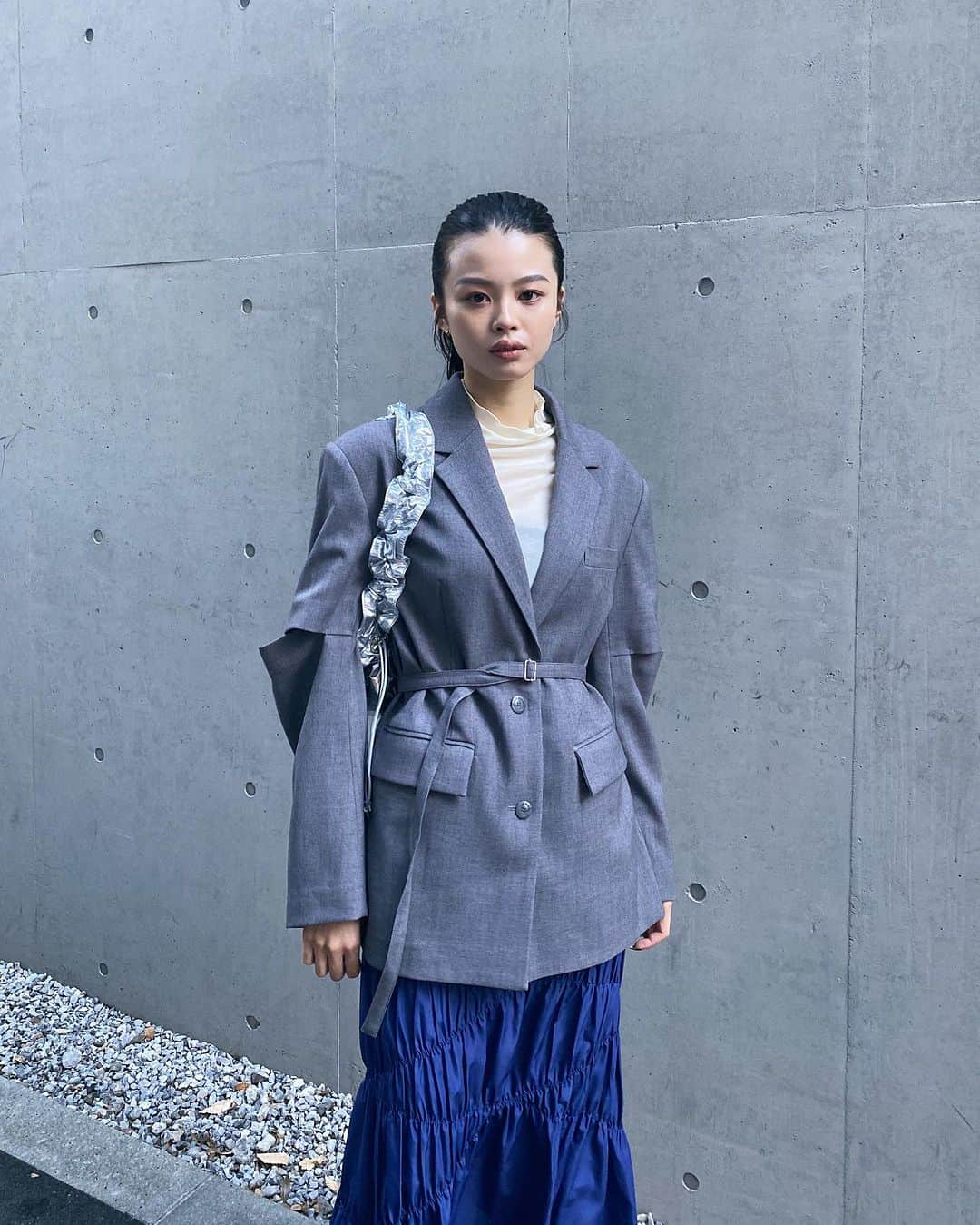 MOUSSY SNAPさんのインスタグラム写真 - (MOUSSY SNAPInstagram)「#MOUSSYSNAP @aika_otanii 164cm  SHEL’TTER WEBSTOREにて24SS SPRING PRE ORDER開催中！  ・CUT OUT JACKET(010HSJ30-0180) ・LOOSE FIT HIGH NECK TOP(010HS780-0600) ・CROSS GATHER SKIRT(010HSS30-0150)  #MOUSSY」12月5日 22時37分 - moussysnap