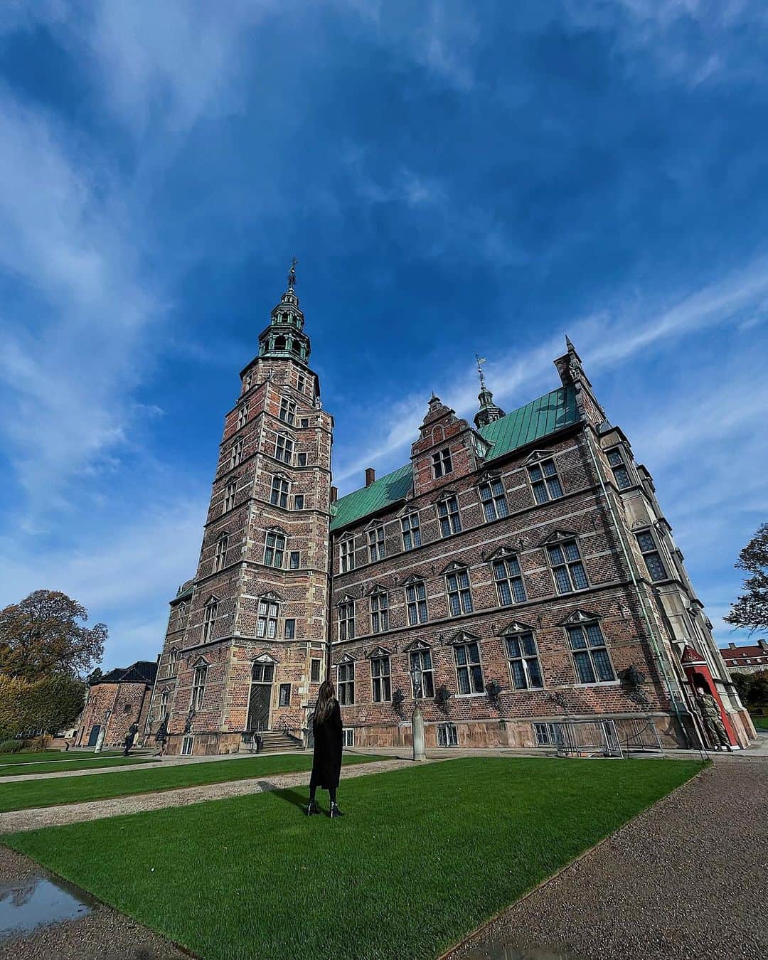 彩希エリナさんのインスタグラム写真 - (彩希エリナInstagram)「Rosenborg Castle🏰  I took a walk around the castle early in the morning..  good weather, good view, good feeling🌤️  迫力満点、ローゼンボー城👑 黄昏れとりますww  #rosenborg #rosenborgcastle #castle #denmark #copenhagen #nordic #travel #traveldiaries #旅 #旅行 #海外旅行 #海外旅行大好き #海外旅行記 #デンマーク #コペンハーゲン #ローゼンボー城 #城 #宮殿 #観光 #空と雲 #黄昏系」12月5日 22時37分 - erina_saiki