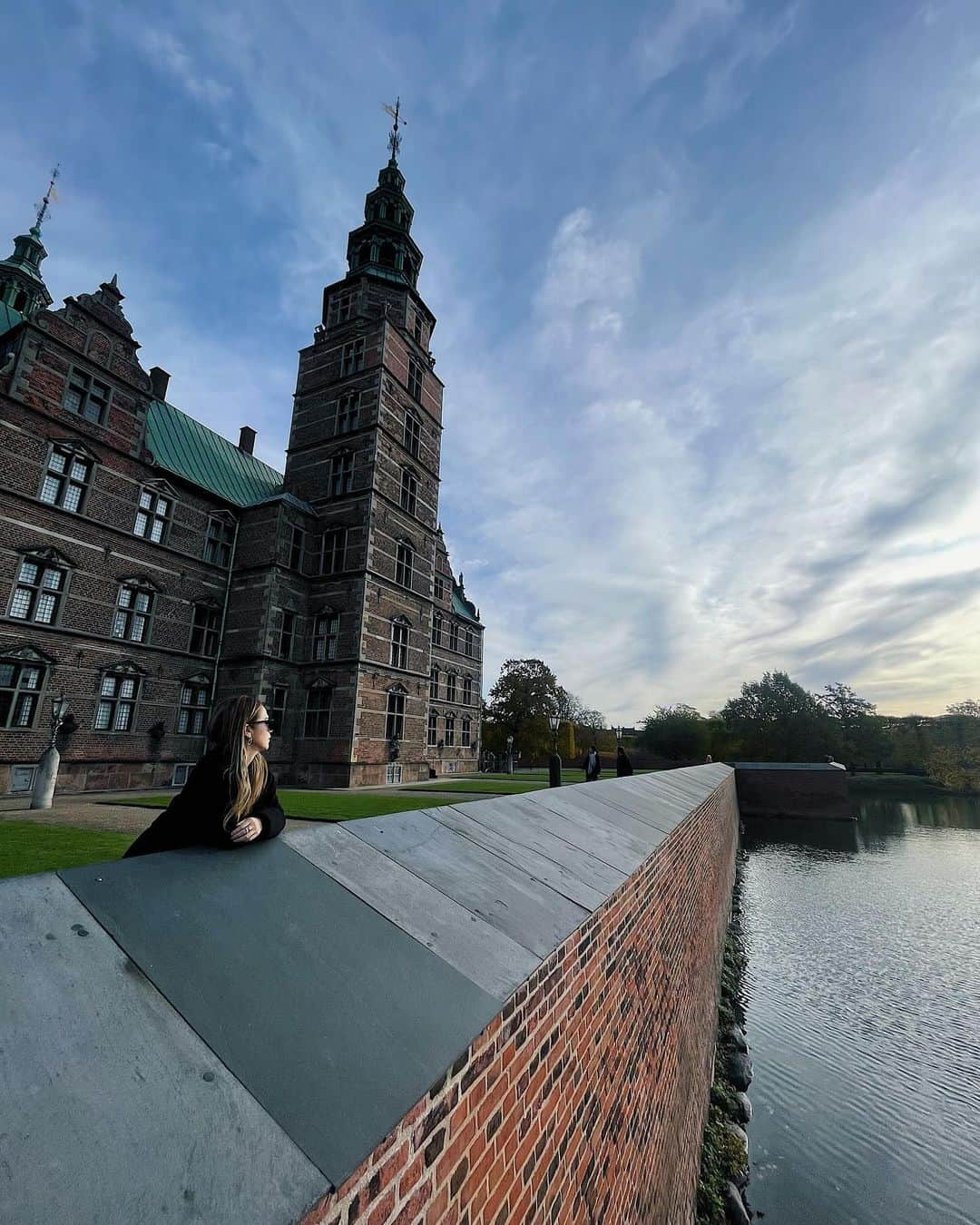 彩希エリナのインスタグラム：「Rosenborg Castle🏰  I took a walk around the castle early in the morning..  good weather, good view, good feeling🌤️  迫力満点、ローゼンボー城👑 黄昏れとりますww  #rosenborg #rosenborgcastle #castle #denmark #copenhagen #nordic #travel #traveldiaries #旅 #旅行 #海外旅行 #海外旅行大好き #海外旅行記 #デンマーク #コペンハーゲン #ローゼンボー城 #城 #宮殿 #観光 #空と雲 #黄昏系」