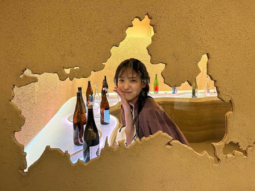 下尾みうのインスタグラム：「日本酒BAR 海と月 . 写真集の撮影中に訪れた旅館の中にあるBAR！おしゃれなカフェのような空間で、BARだけの利用もできるらしいよ👍 大人の方々におすすめな場所‼️ . 日本酒好きな方にはぜひ💗 . 山口県の日本酒の魅力がとても伝わったな♪ ジェラートに日本酒をかけて食べたの🍨 行った際は食べてみてね🍀 #山口県 #長門市 #楊貴館 #日本酒バー #akb48」