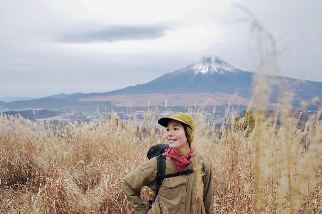 菖蒲理乃さんのインスタグラム写真 - (菖蒲理乃Instagram)「夕方まで休みだったので、ふと思い立って杓子山へ。  朝イチで登り始めて山頂ひとりじめ！ チャイを飲みながら眺めた富士山。なんとまぁ贅沢な。  下山後は、温泉入って吉田うどん食べて、昼過ぎには帰宅。 こういう遊び、最高だな。  寒くて朝早起きするのしんどくて、 アラームで起きたものの、布団から出るか迷ったけど… やっぱり来てよかったなって心から思う。  この冬もたっくさん山遊びするぞっ。  #アウトドア #低山 #低山ハイク #杓子山 #富士山 #富士山が見える #登山 #登山女子 #ハイキング #トレッキング #hiking #trekking」12月5日 22時39分 - shobuayano