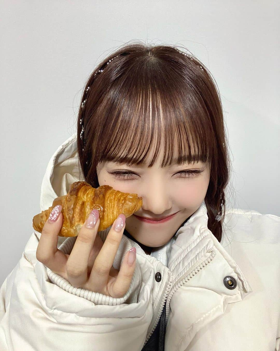 落合希来里のインスタグラム：「🥐  差し入れでいただいたクロワッサン！ にやにやで目がクロワッサンの形だ ᴖ_ᴖ  #きらべーかりん」