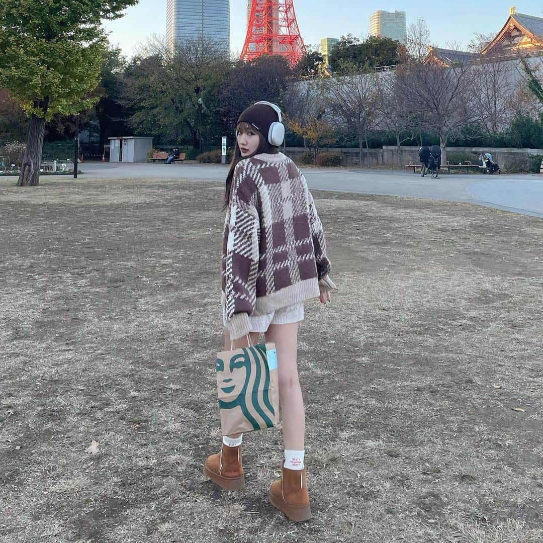 河崎みーなさんのインスタグラム写真 - (河崎みーなInstagram)「秋ピクニックが1番好き🤎🗼  この日のコーデお気に入り~~ 全身 @grl_official でした☃️ . . . . . . . .  #グレイル　#grl #グレイル購入品 #grl購入品 #grlコーデ #秋ピクニック #芝公園 #東京タワー　#スタバ　#秋服コーデ #骨スト #プチプラコーデ」12月5日 22時46分 - minakawasaki