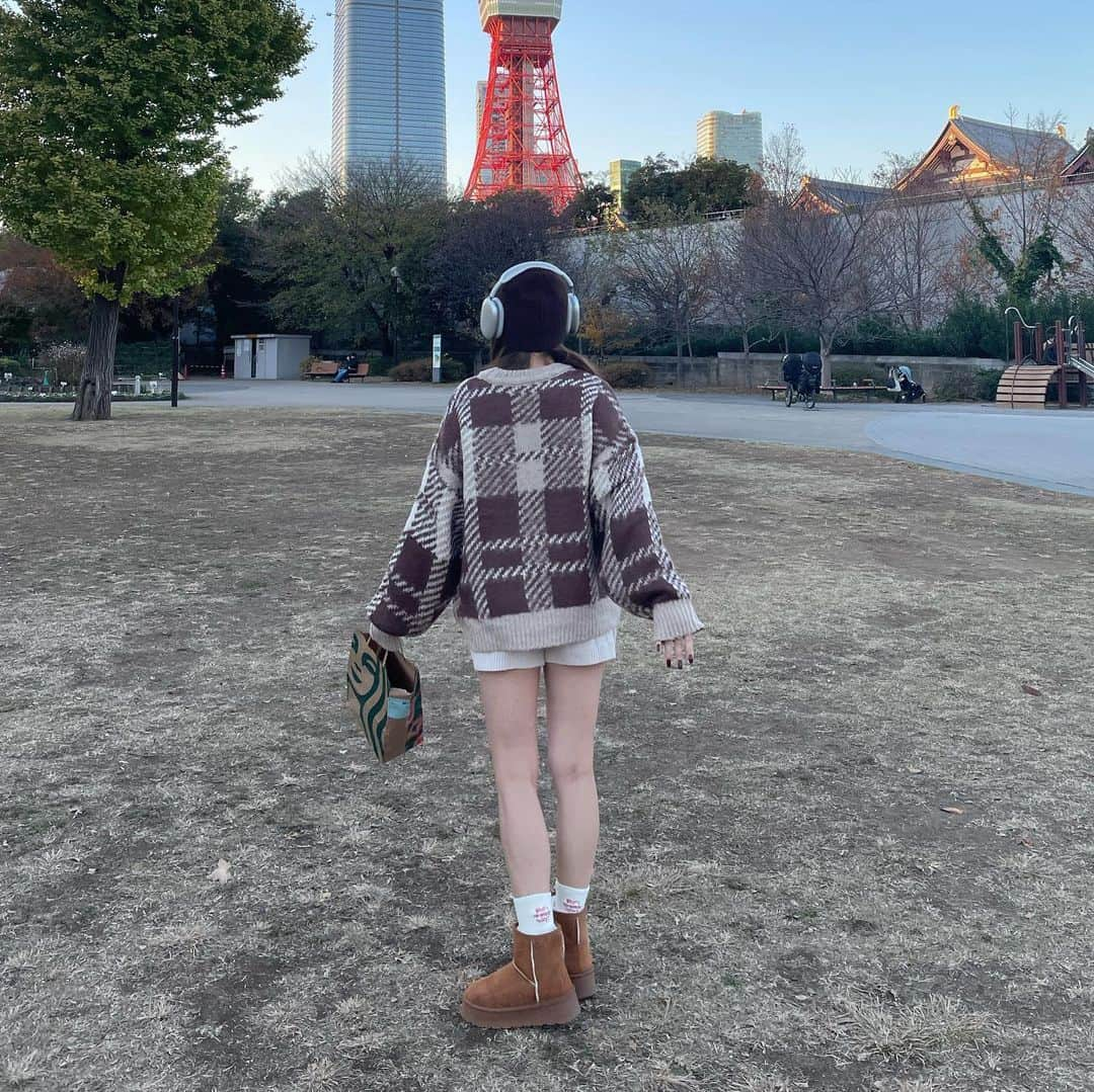 河崎みーなさんのインスタグラム写真 - (河崎みーなInstagram)「秋ピクニックが1番好き🤎🗼  この日のコーデお気に入り~~ 全身 @grl_official でした☃️ . . . . . . . .  #グレイル　#grl #グレイル購入品 #grl購入品 #grlコーデ #秋ピクニック #芝公園 #東京タワー　#スタバ　#秋服コーデ #骨スト #プチプラコーデ」12月5日 22時46分 - minakawasaki