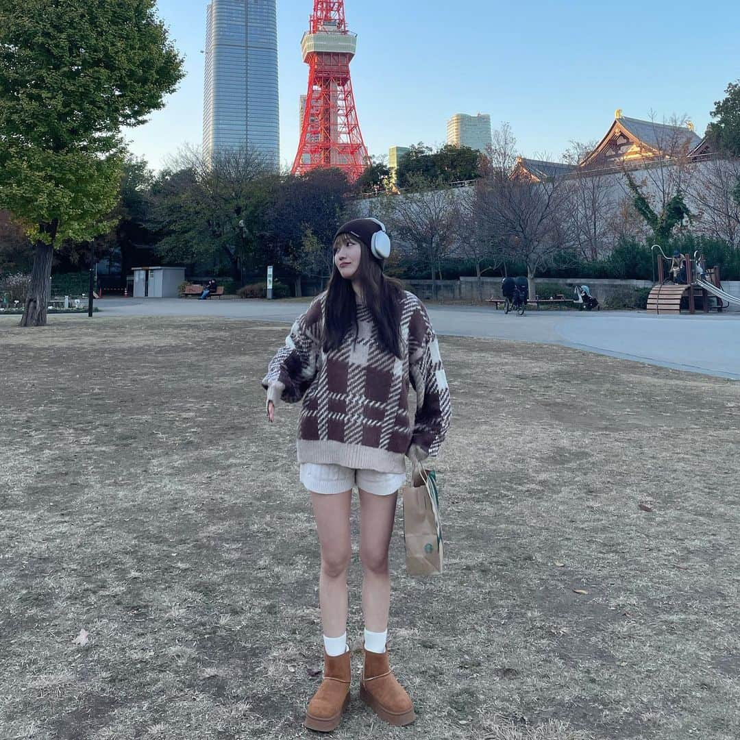 河崎みーなさんのインスタグラム写真 - (河崎みーなInstagram)「秋ピクニックが1番好き🤎🗼  この日のコーデお気に入り~~ 全身 @grl_official でした☃️ . . . . . . . .  #グレイル　#grl #グレイル購入品 #grl購入品 #grlコーデ #秋ピクニック #芝公園 #東京タワー　#スタバ　#秋服コーデ #骨スト #プチプラコーデ」12月5日 22時46分 - minakawasaki