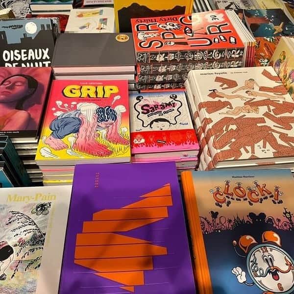 朝倉世界一のインスタグラム：「パリ郊外のモントルイユの児童図書ブックフェアに並んだ「地獄のサラミちゃん」 いまフランスにいるひとから送ってもらった写真」