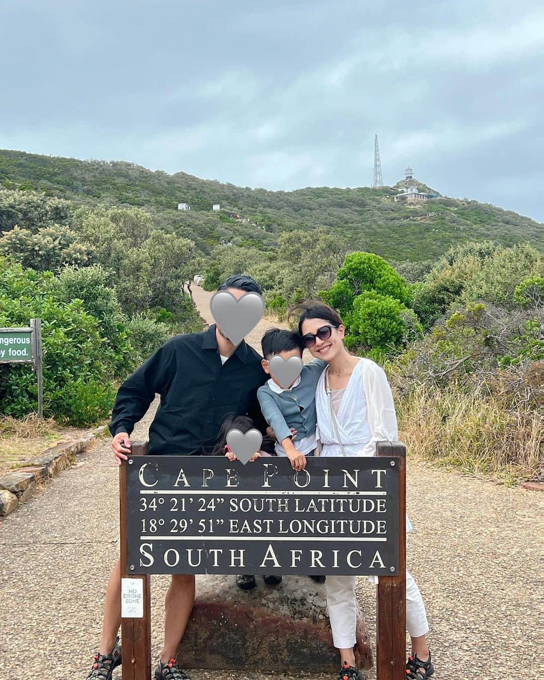 Remiさんのインスタグラム写真 - (RemiInstagram)「Here we come Capetown SA🇿🇦 アフリカ大陸の南西端の岬、喜望峰🌊 南アフリカはクルーガー国立公園に続き、大西洋沿いの街ケープタウンへ✈️  ヨーロッパからインド洋への航路として歴史的な発見となった喜望峰。嵐が多いから"Care of Storm"(嵐の岬)と名付けられる予定が、新しい航路への希望を込めて"Cape of "Good Hope" になったそう。縁起が良い名前でパワーをもらえそう💪🏼✨ 雄大な自然に野生動物もたくさん見られて楽しめました🐃🦃  ———— 📍Capetown,SouthAfrica🇿🇦 🌊 #喜望峰  @capepointsa  🗓 2023.11.28  世界一周日記はアメブロ& @hh.channel2023 にて🎬  #ケープポイント #アフリカ最南西端 #ケープタウン #子連れアフリカ #子連れ旅行 #子連れ世界一周 #世界一周中 #世界一周旅行 #Capetown #CapePoint #CapeofGoodHope #SouthAfrica #🇿🇦#worldroundtrip #remi_world2023」12月5日 22時57分 - remi_912