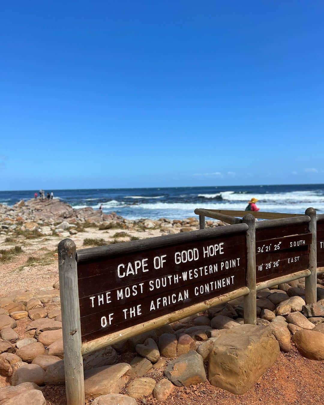 Remiさんのインスタグラム写真 - (RemiInstagram)「Here we come Capetown SA🇿🇦 アフリカ大陸の南西端の岬、喜望峰🌊 南アフリカはクルーガー国立公園に続き、大西洋沿いの街ケープタウンへ✈️  ヨーロッパからインド洋への航路として歴史的な発見となった喜望峰。嵐が多いから"Care of Storm"(嵐の岬)と名付けられる予定が、新しい航路への希望を込めて"Cape of "Good Hope" になったそう。縁起が良い名前でパワーをもらえそう💪🏼✨ 雄大な自然に野生動物もたくさん見られて楽しめました🐃🦃  ———— 📍Capetown,SouthAfrica🇿🇦 🌊 #喜望峰  @capepointsa  🗓 2023.11.28  世界一周日記はアメブロ& @hh.channel2023 にて🎬  #ケープポイント #アフリカ最南西端 #ケープタウン #子連れアフリカ #子連れ旅行 #子連れ世界一周 #世界一周中 #世界一周旅行 #Capetown #CapePoint #CapeofGoodHope #SouthAfrica #🇿🇦#worldroundtrip #remi_world2023」12月5日 22時57分 - remi_912