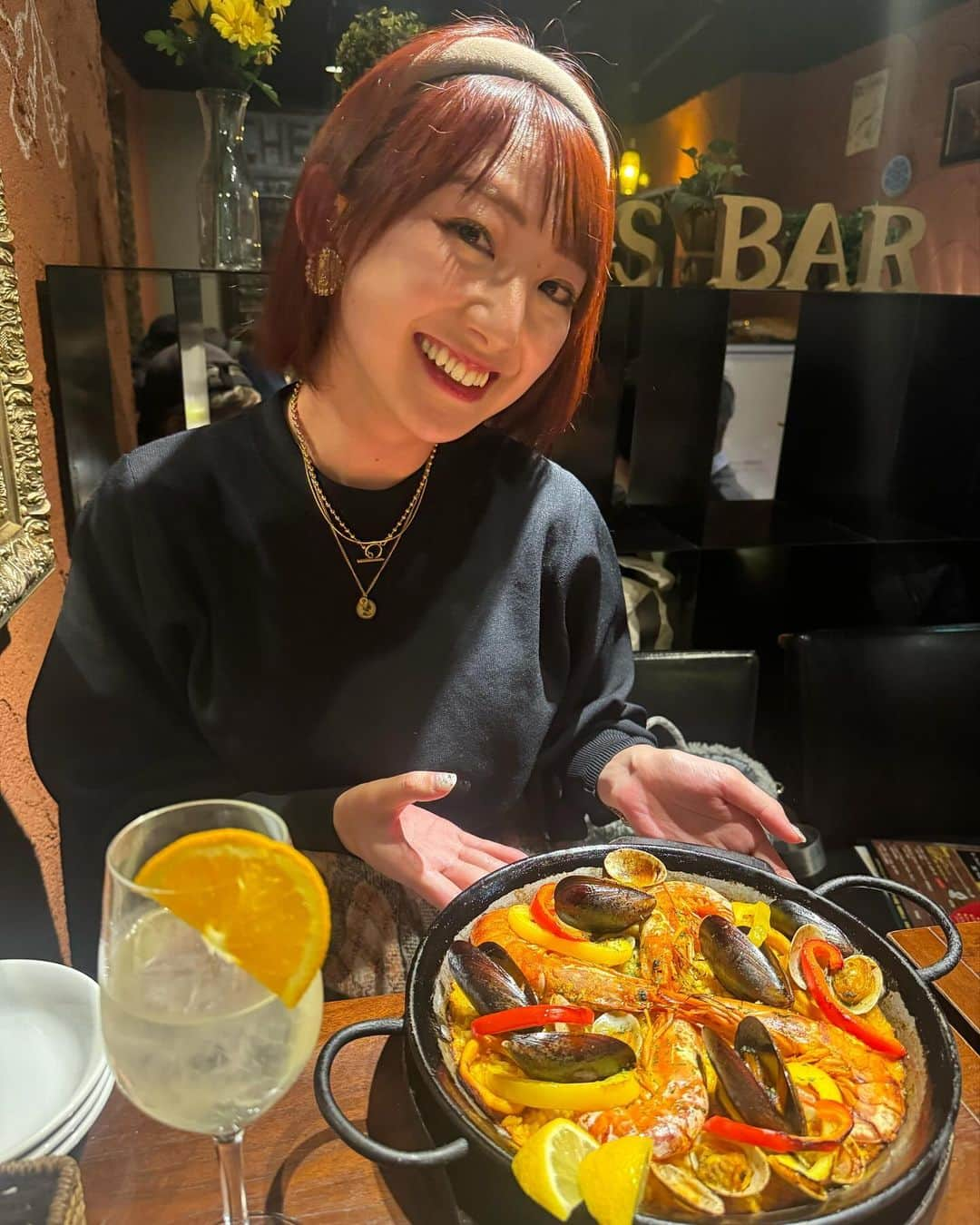 尻無浜冴美のインスタグラム：「川崎の老舗スペインバー(@chefs.bar_gram )で妹と珍しく2人ご飯 お目当てはパエリア🥘 「本格的なパエリア食べたいよね」って調べたらここに辿り着きました😋  お酒の種類も多くて店員さんオススメビール飲みやすかった！アヒージョはニンニク効いてて最高よ お酒とよく合って進んでしまった〜  メインのアヒージョは具がどれも大きくて贅沢に入ってるの 魚介の出汁が効いてて美味しくて2人でペロリでした  店員さんが親切でお酒のオススメも沢山教えてくれたよ😊 サングリアも、どんぐりのリキューをミルクで割ったやつも色々珍しい物が飲めて楽しい時間でした♪  📍シェフズバル 神奈川県川崎市川崎区小川町13-20  高木ビル16 1F  #川崎グルメ #川崎ディナー  #スペインバー #パエリア  #パエリア🥘  #PR #シェフズバル」