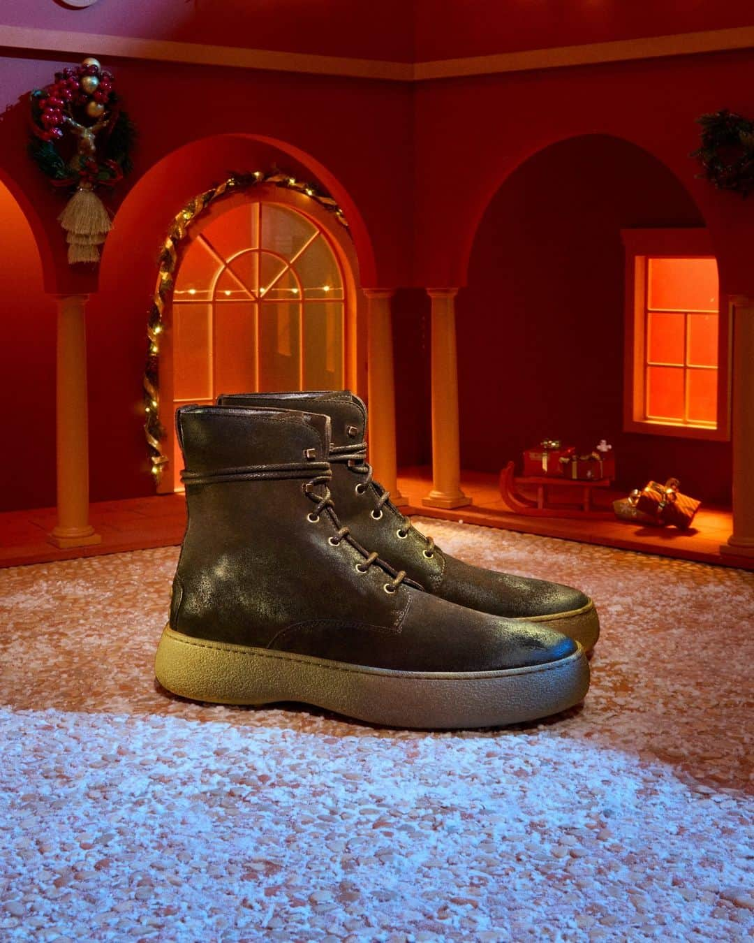 トッズのインスタグラム：「Tod’s House of Magic. Make sure the iconic Tod's W.G. ankle boot is on your Holiday wishlist! #TodsHolidays #TodsHouseofMagic #Tods」