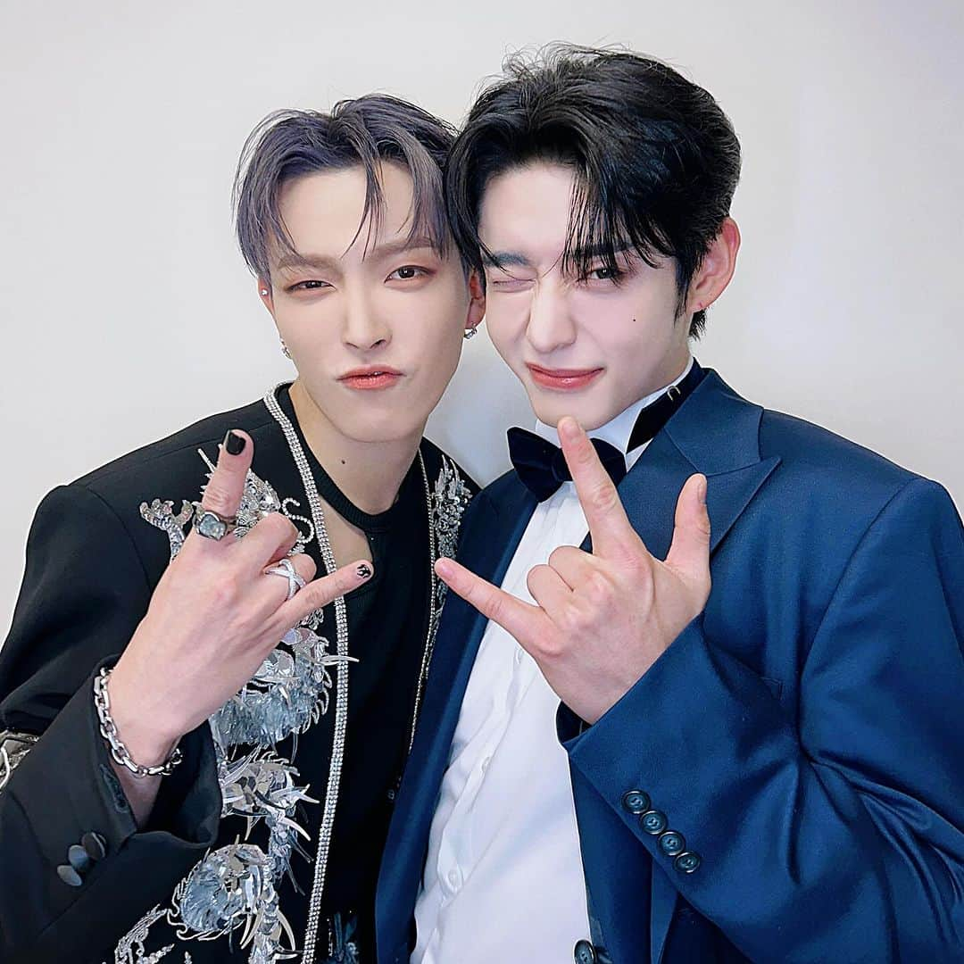 ZEROBASEONEのインスタグラム：「🤟   #ZEROBASEONE #ZB1 #제로베이스원  #KIMJIWOONG #김지웅 #ATEEZ #에이티즈 #HONGJOONG #홍중 #2023MAMA #MAMAAWARDS  #2023MAMAAWARDS  #ZEROBASEONE_MAMA」