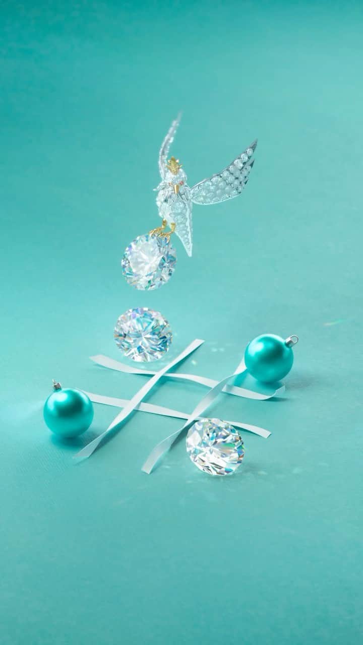ティファニーのインスタグラム：「This holiday, make your move with diamonds from Tiffany & Co. Link in bio. #ATiffanyHoliday #TiffanyAndCo」
