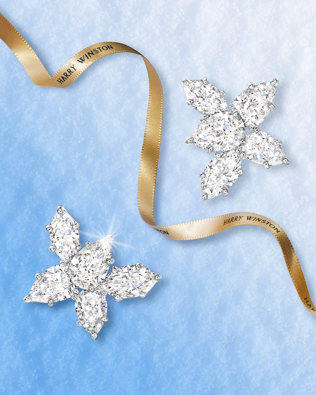 ハリー・ウィンストンのインスタグラム：「Showcasing the icy splendor of diamonds, a pair of Winston Cluster Large Earrings are exquisite expressions of the season’s magic. Tap the link in bio to find perfect jewels for winter. #WinstonCluster #HarryWinston」