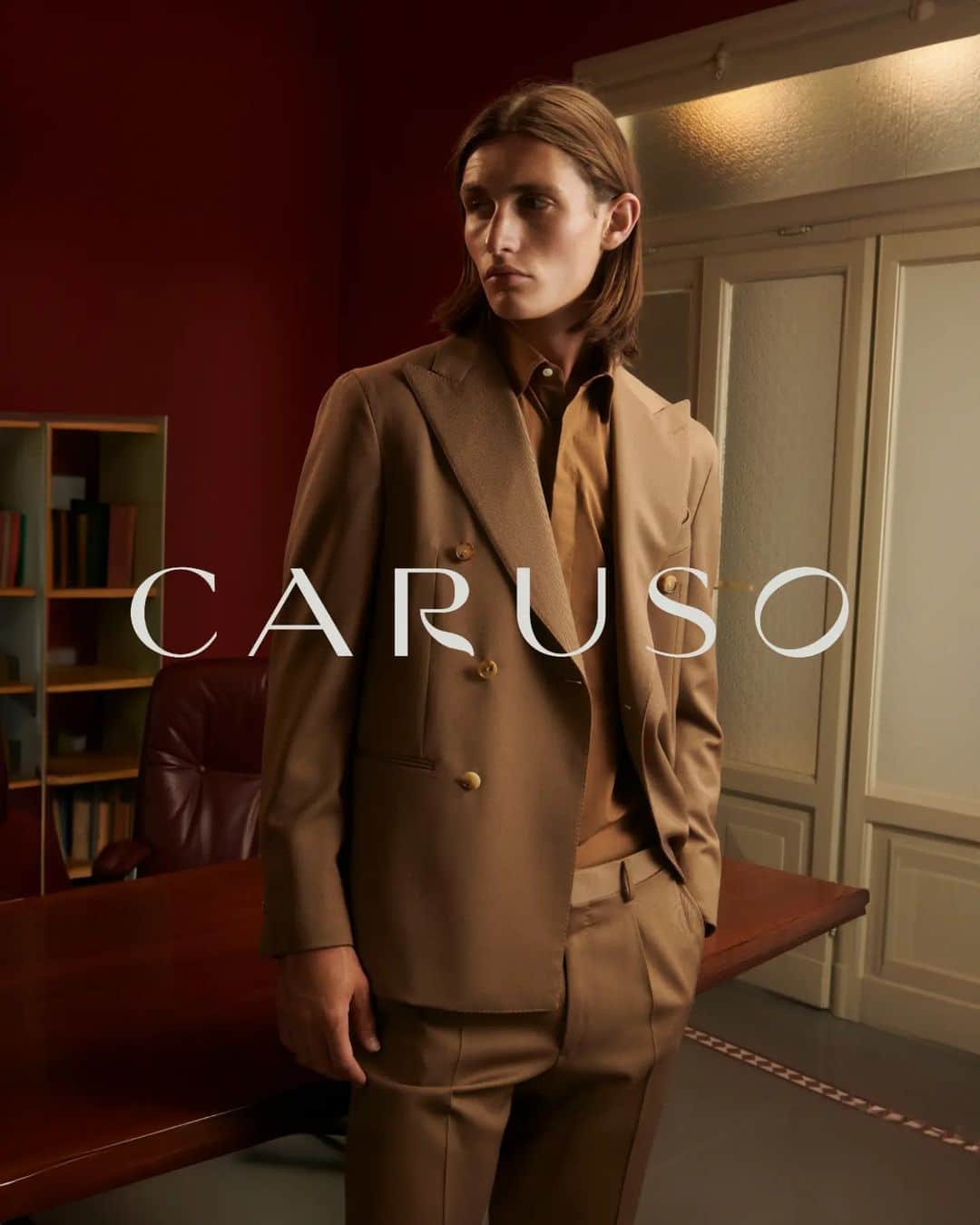 ラファエルカルーゾのインスタグラム：「Camel takeover with our Aida double breasted suit.  #carusomenswear #fw2324 #playfulelegance」