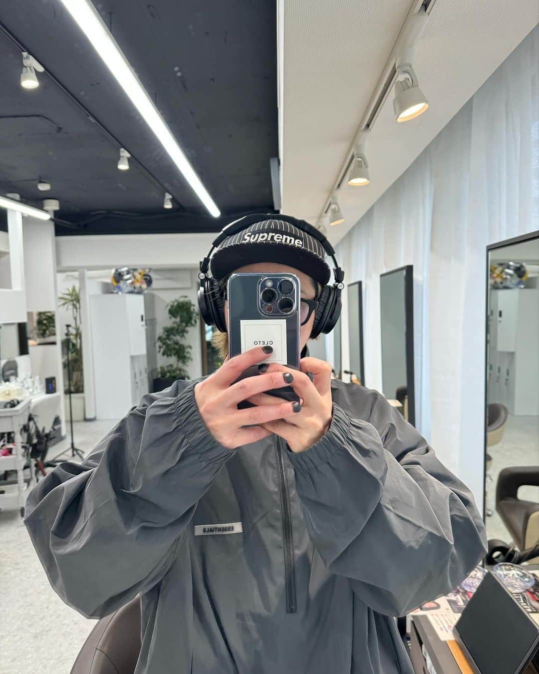 加代憲康のインスタグラム：「@essentials のシャカシャカが最近の気分。  昨日は、、、15.6年生きた実家のバニラが天国に。  最期会えなかったけど、いつも帰ったら甘えてきてくれた。  7月はモンチが天国に。 姉妹のバニラも天国に。  お父さんの膝の上で2匹とも寝るのが好きだったらしい。  ぜひ甘えてる2年前の動画▶︎見てください。」