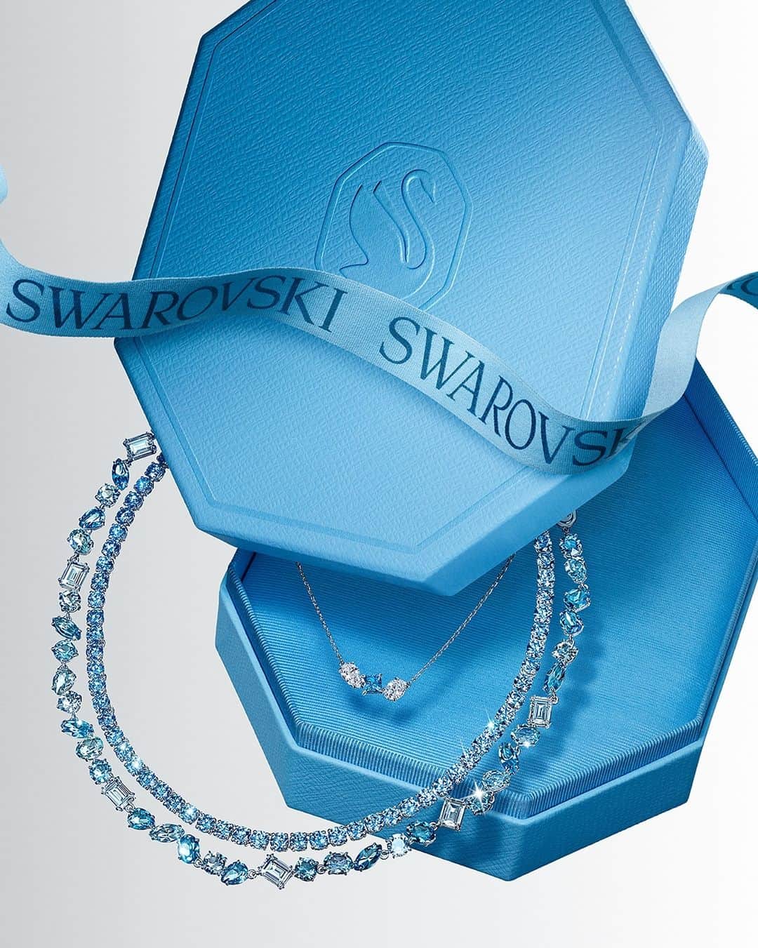SWAROVSKIのインスタグラム：「#SwarovskiGema and #SwarovskiMatrix necklaces and chokers make the perfect gift, each presented in the most coveted box under the tree.  #Swarovski  #CelebrateWonder #CrystalMetamorphosis」