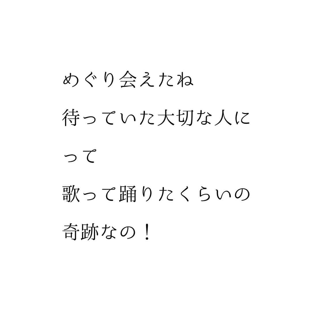 堀ママさんのインスタグラム写真 - (堀ママInstagram)「来年の元旦午前0時をまわったら それは最高の始まりの時よ  新しい年のはじめに 明るい未来や やりたいことや ワクワクときめく希望を 思いっきり描きましょ  計画でも 妄想でも ただ思い浮かべるだけでもいい  それは本当に奇跡の時間 ミラクルミラクルよ  元旦午前0時からたった1時間だけ 始まりを意味する【甲子(きのえね)】が 月、日、時間で そろうんだもの  はじまりを思い描きましょ そして 最高の新年の幕を開きましょ  《風水薬膳®︎的にとらえると》 陰陽五行で 甲(きのえ)は、十干の最初で【陽の木】なの 大きな木を意味しているわ  子(ね)は、十二支の最初で【陽の水】なのだけど 十二支の中で唯一陰陽の両方を持つとされるのね  【甲子】の組み合わせは、大きな木に陰陽のエネルギーを持つ豊かな水を注いで育てるイメージかしら。 物事の始まりを意味する甲子が日月時で しかも元旦にそろうって本当にびっくりよ。  この暦は天文の動きは陰陽五行そのもので、昔のひとは色々なことを読み解こうとしたの。漢方・薬膳も、文化も政治もさまざまなことが陰陽五行で成り立っているとされたのね。  漢方薬もこの陰陽五行で処方が組み立てられてるわ。知って学んでいくと、本当に自分が整って豊かになっていくから、興味があったら風水薬膳®︎の世界にウェルカム！  でもね 一番大切なことは 来年の元旦 午前0時を過ぎたら イチバンに届けることよ 自分自身の最高のスタートを❤️  #開運 #元旦 #陰陽五行 #風水薬膳 #はじまり #甲子 #十二支 #干支 #明るい未来 #希望 #願い #夢が叶う #ポジティブ #エネルギー #令和6年  #自分を大切に   #大丈夫」12月5日 23時05分 - hori_mama_