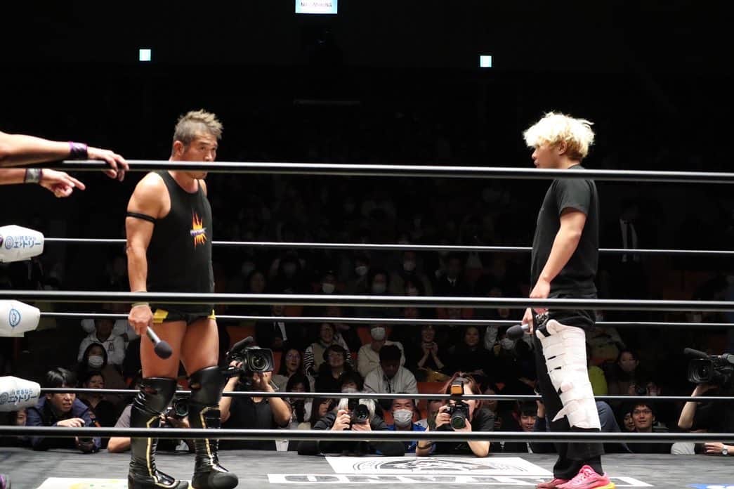 望月成晃のインスタグラム：「ただ今からのただ今  羽田から直行後楽園は謎のハイテンションでした  来月10日  新年一発目の後楽園でデビュー30周年記念試合をやらせていただきます  相手は果たして…」