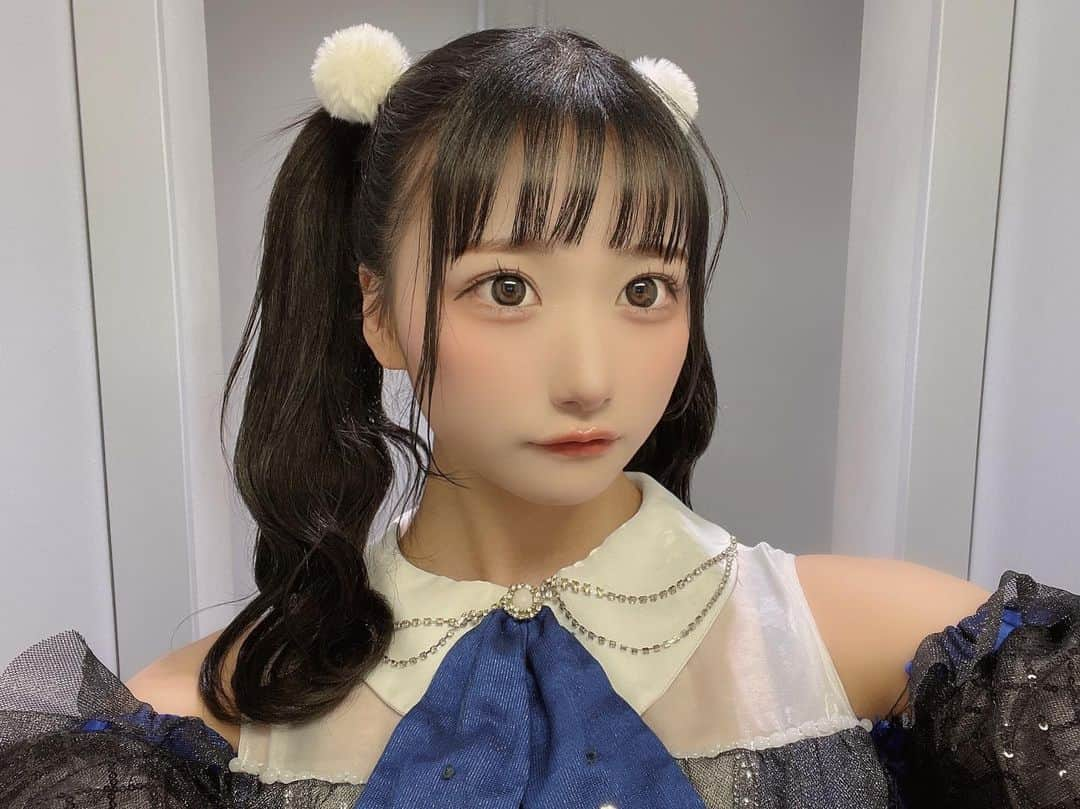 夢実あすかのインスタグラム：「今日はきあいもりもり高めツインinぽんぽん  ･  いつもとちがうとこどーこだ🫣 ･  ･  #japaneseidol #japanesegirl #idol #instagood #instalike #selca #followforfollowback #selfie #today #ootd #dailylook #instafashion #followme #アイドル前髪 #makeup #今日のコーデ  #アイドル  #ヘアアレンジ #黒髪女子 #オフショル #いいね返し #自撮り #自撮り女子 #自撮り界隈 #推してください #ツインテール #巻き髪 #アイドルメイク #アイドル衣装 #高めツイン」