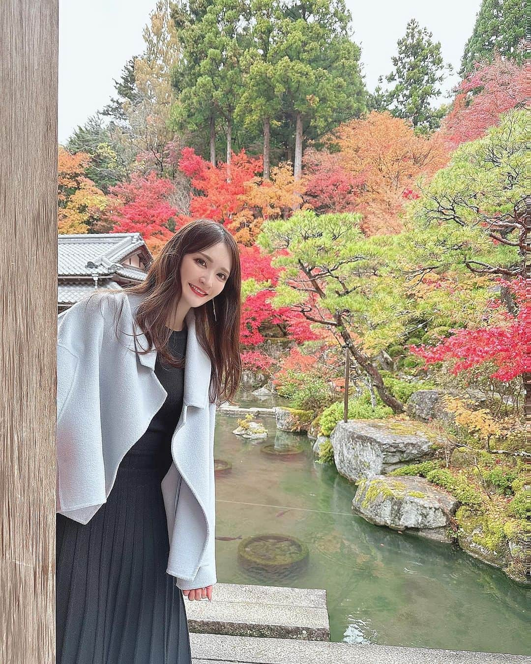 藤後 沙織 とうごさおりのインスタグラム：「載せたい滋賀のお写真がたくさん…！  紅葉、異常に好きで毎年どこかへ絶対観に行ってる🫶 今年は滋賀の紅葉を堪能♡  一つ目は湖東三山の百済寺🍁  この日は雨予報じゃないのに雨が降って、極寒で、傘もなくて、でももう進むしかなくて辛い…って思ってたけど、紅葉が美しくて少しの間寒さを忘れられました(すぐ思い出したけど) あれは修行だったのかな🧘  青空だったらまた違って見えるのでまた晴れの日に行ってみたい☺️ 青空と紅葉のコントラストが好きすぎる🥺  湖東三山は制覇したいなぁ。 あとやっぱり地方は車がないとものすごーーーーく不便。 電車が1時間に一回がデフォ🥺  ペーパー卒業を来年のゆる目標の一つに追加📝  #滋賀#滋賀旅行#百済寺#百済寺紅葉 #八日市#紅葉#紅葉🍁#紅葉狩り #旅行#母娘#母娘旅#母娘旅行#湖東三山#湖東三山百済寺 #湖東三山巡り#滋賀紅葉#紅葉スポット」