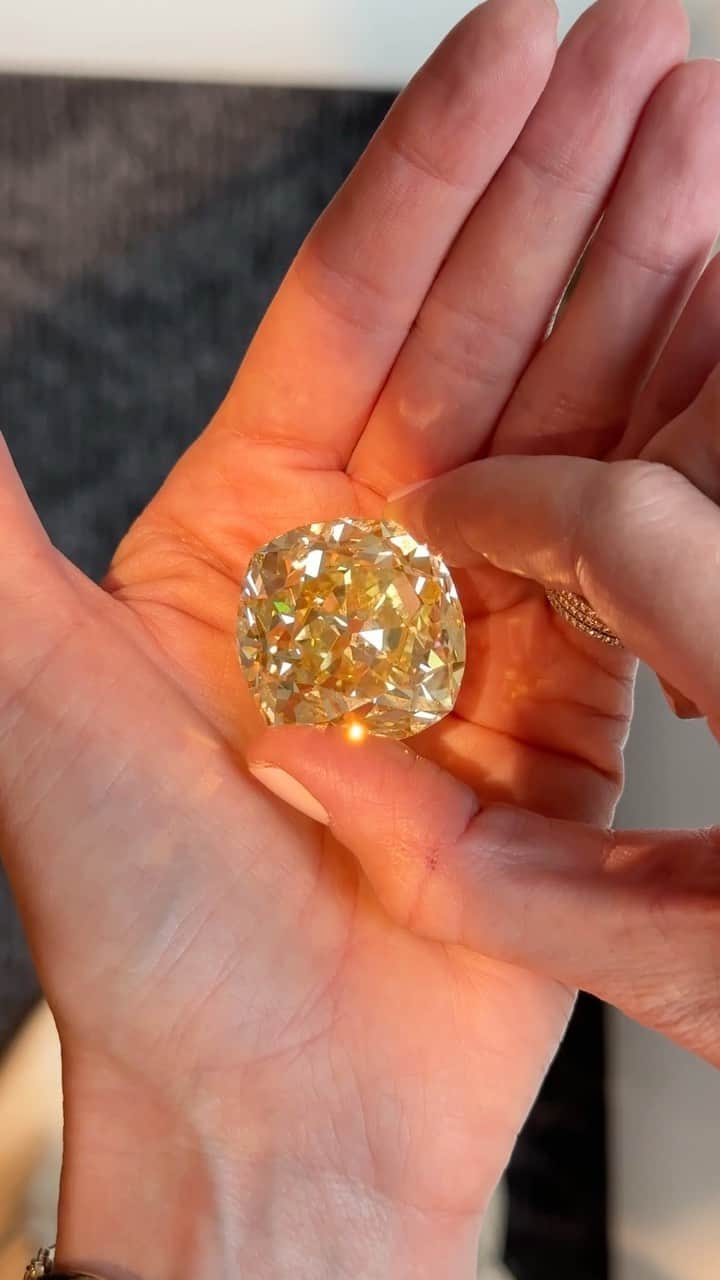 サザビーズのインスタグラム：「Bringing the sunshine to NYC ☀️💎 This 133 Carat Fancy Vivid Yellow Diamond is officially on auction at Sotheby’s New York Magnificent Jewels today at 10am! Any takers?」